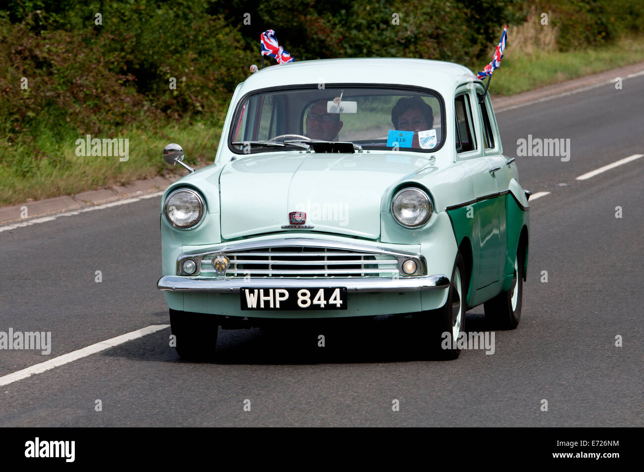 Standard-Wimpel-Auto unterwegs Fosse Way, Warwickshire, UK Stockfoto