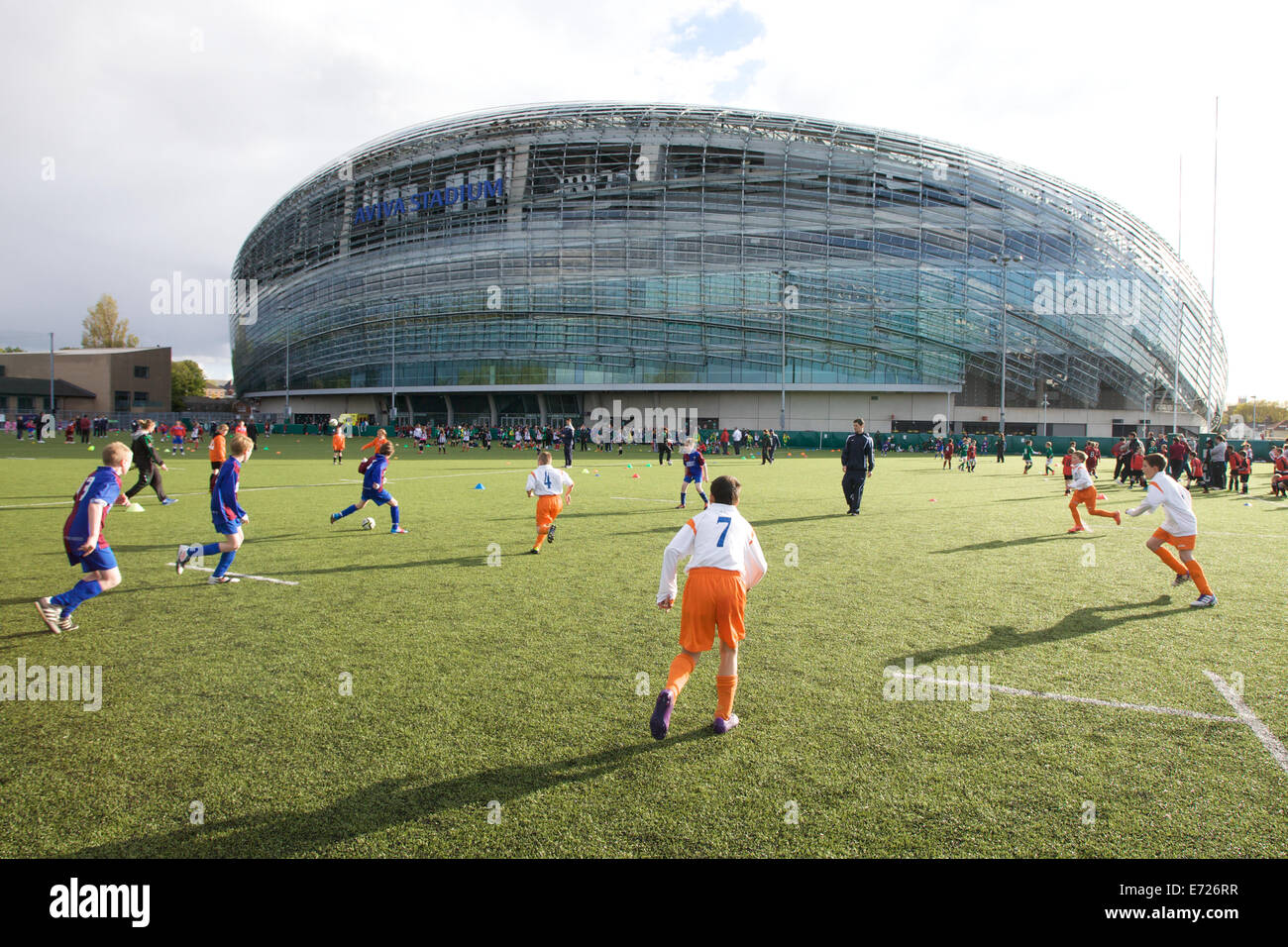 Kinder spielen Fußball im Aviva Stadium in Dublin City, Irland Stockfoto