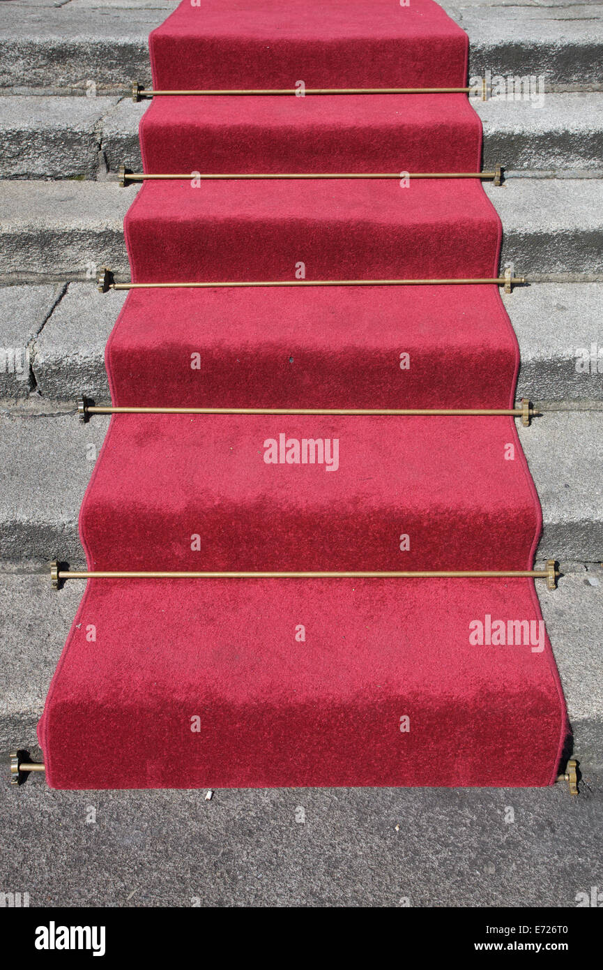 Ein roter Teppich ausgebreitet auf Treppe Stockfoto