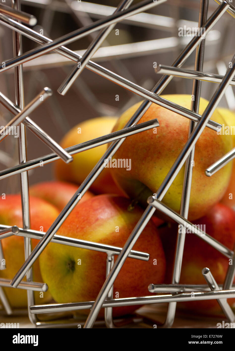 Äpfel hinter Silber Metall-Stäbe Stockfoto