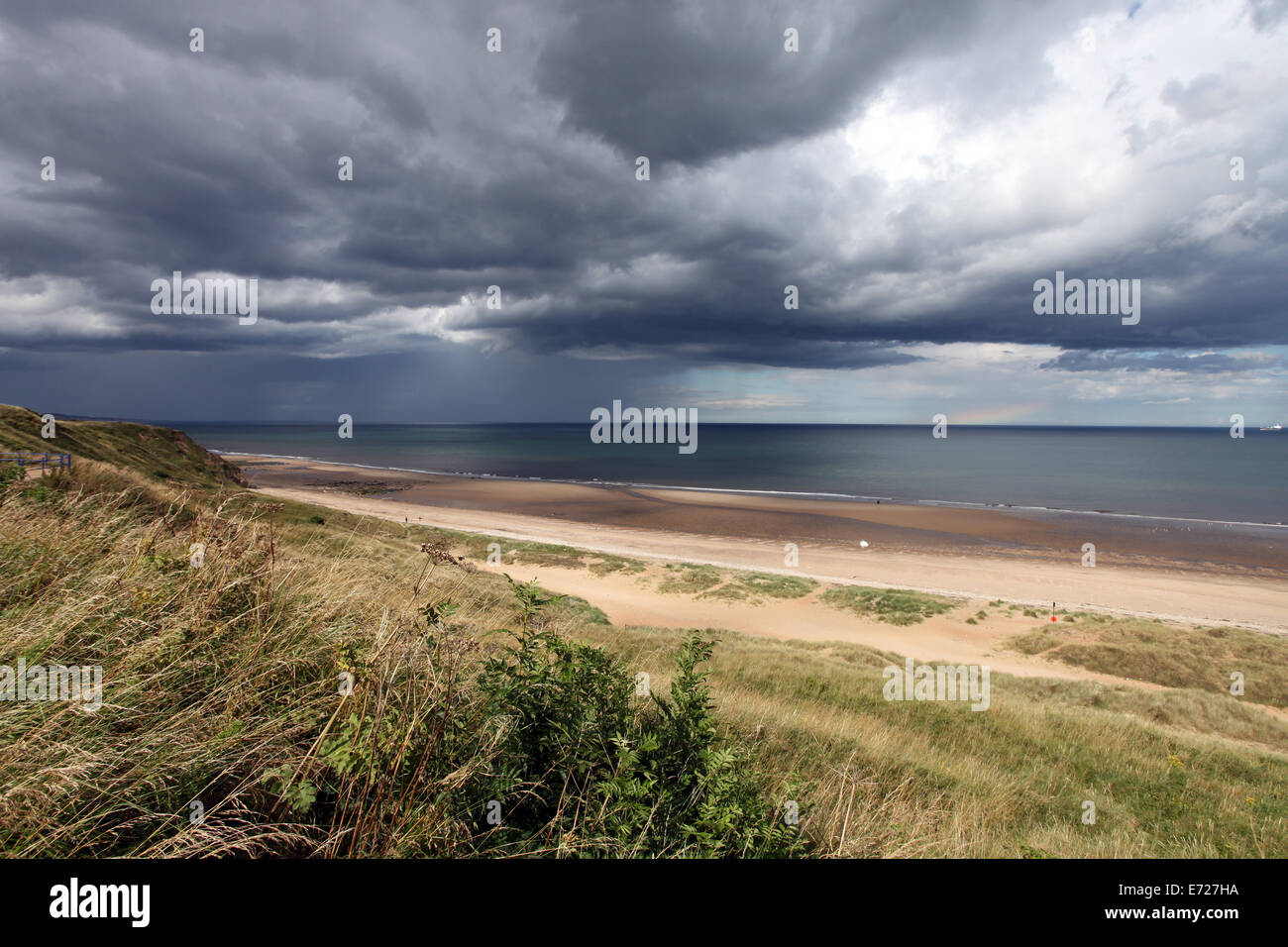 Eine Gewitterwolke über der Nordsee am Strand von Hartlepool im Nordosten von England, UK Stockfoto