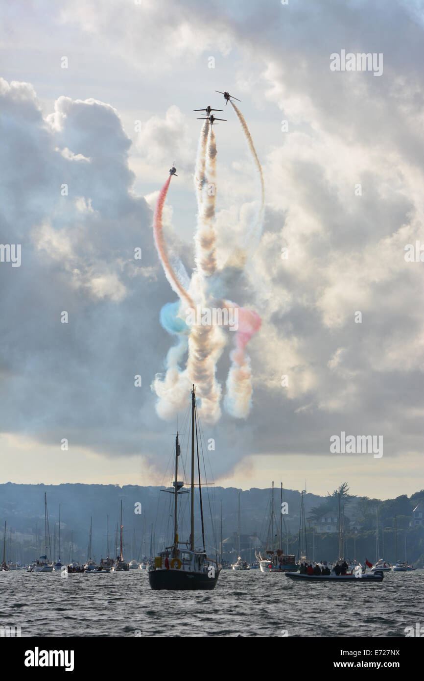 Die Red Arrows fliegen über dem Wasser in Falmouth, 13. August 2014 Stockfoto