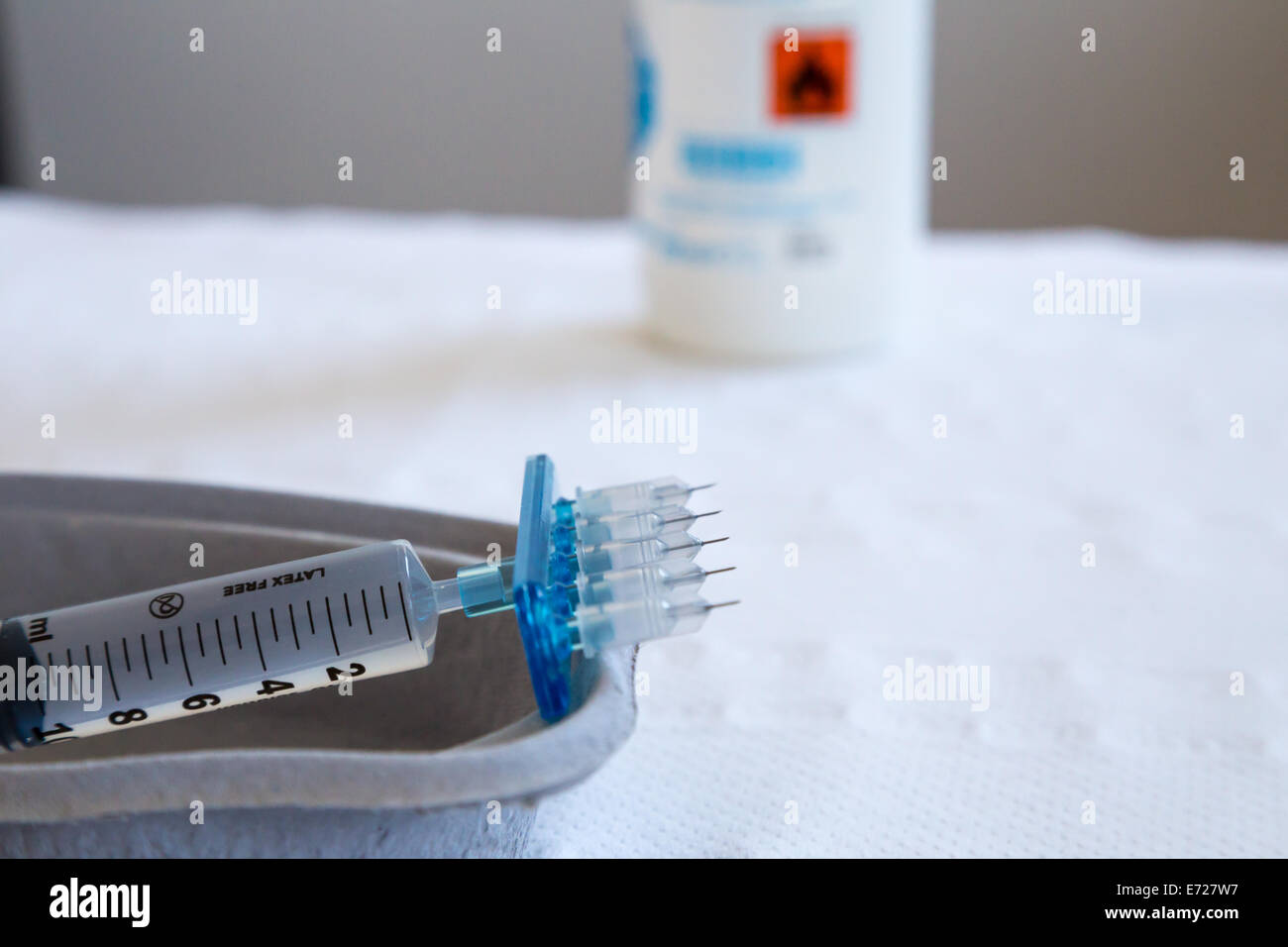 eine typische Spritze für Mesotherapie mit fünf Mikro-Nadeln einsatzbereit  Stockfotografie - Alamy