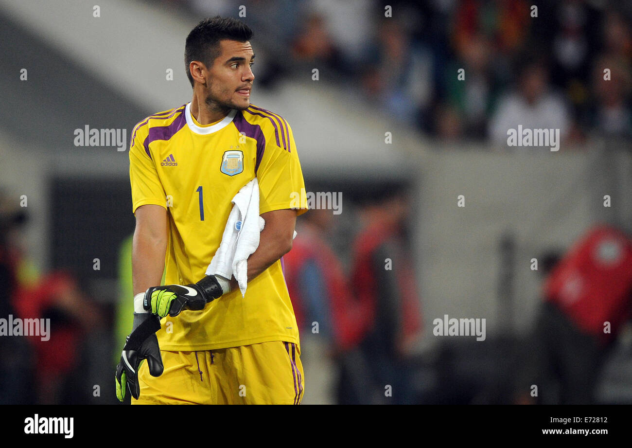 Düsseldorf, Deutschland. 03rd September 2014. Argentiniens Torwart Sergio Romero outs auf seine Handschuhe während des Länderspiels Deutschland gegen Argentinien in der Esprit Arena in Düsseldorf, 3. September 2014. Foto: Jonas Guettler/Dpa/Alamy Live News Stockfoto