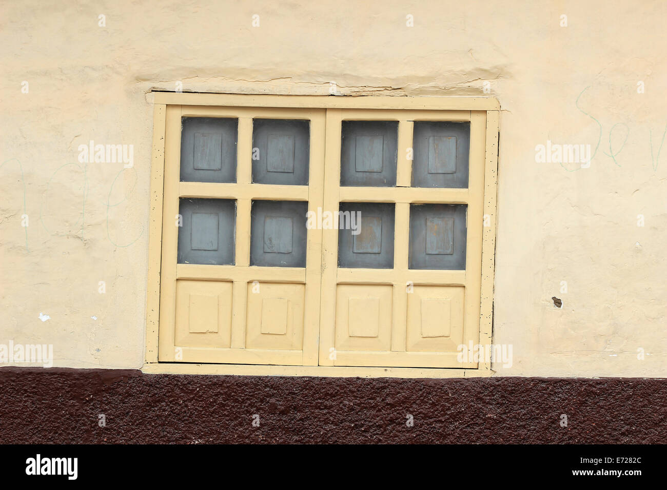 Eine braune shuttered Fenster in der Wand eines Gebäudes in Cotacachi, Ecuador Stockfoto