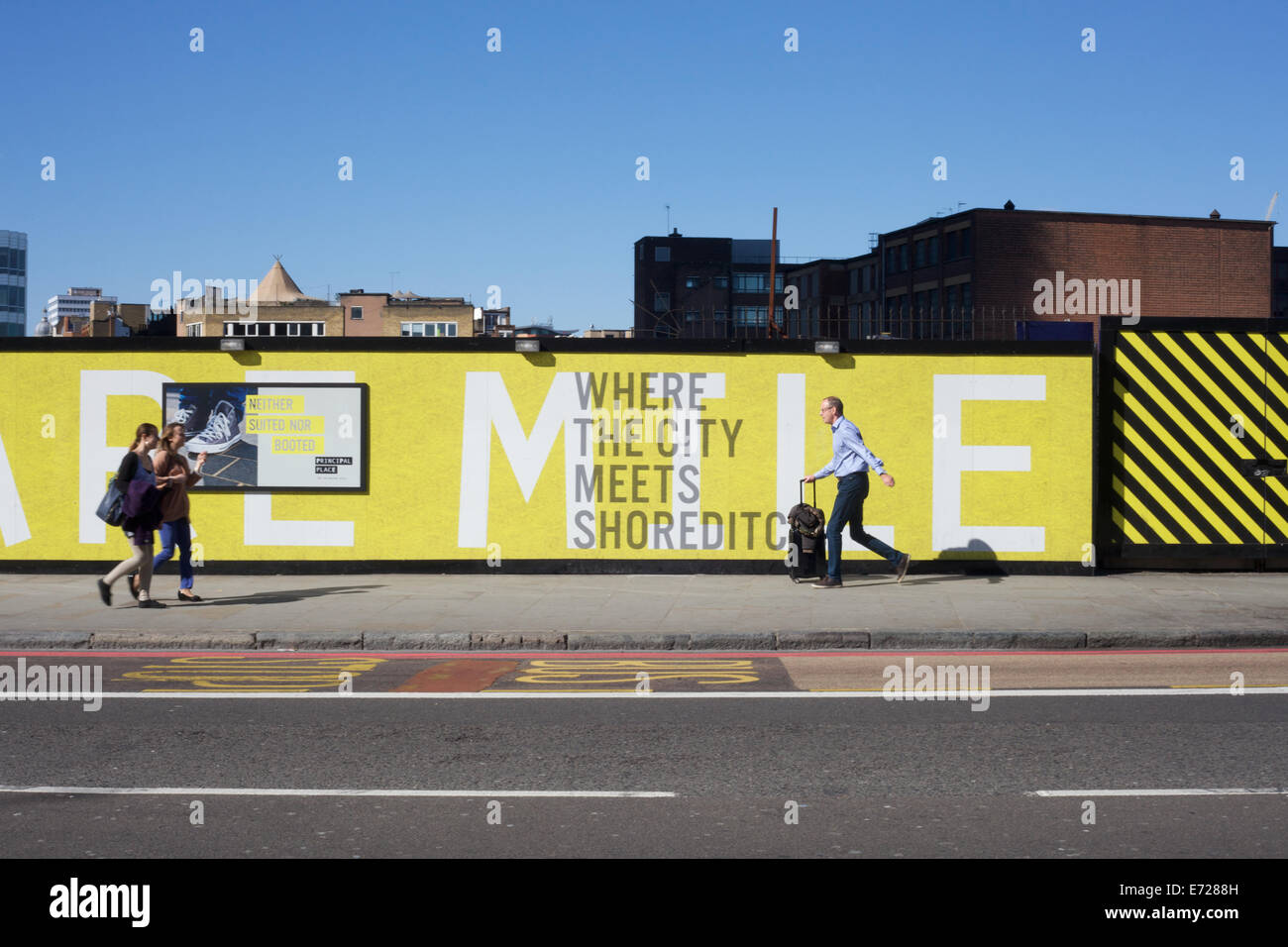 Werbung Werbetafeln in der City of London und Shoreditch, England, UK Stockfoto