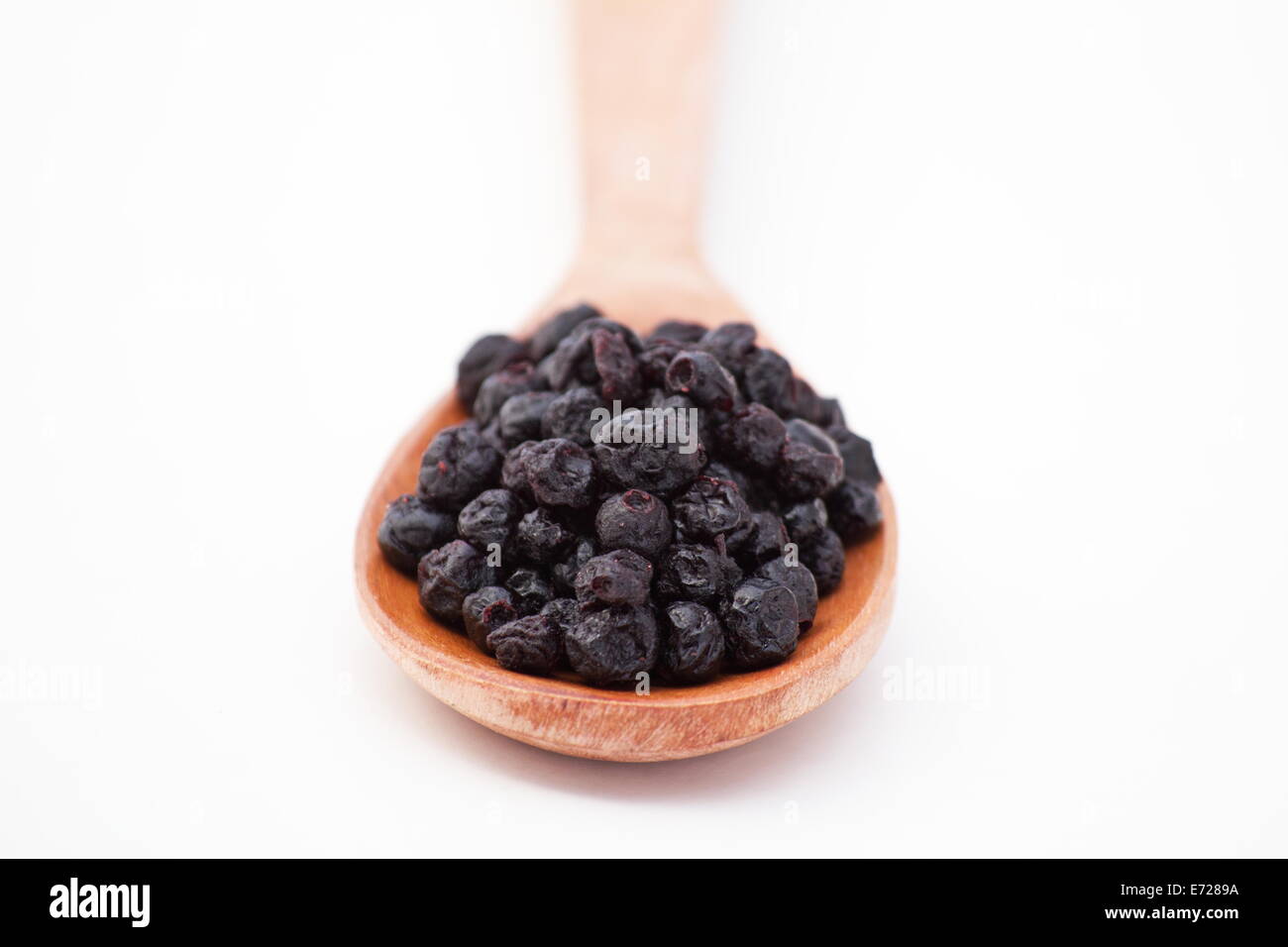 Blaubeeren in einem Kochlöffel auf weißem Hintergrund Stockfoto