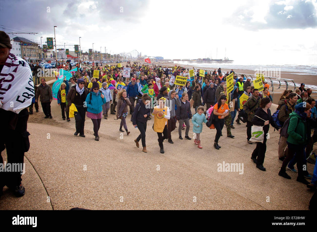 Anti-Fracking marschieren entlang Blackpool Promenade Stockfoto