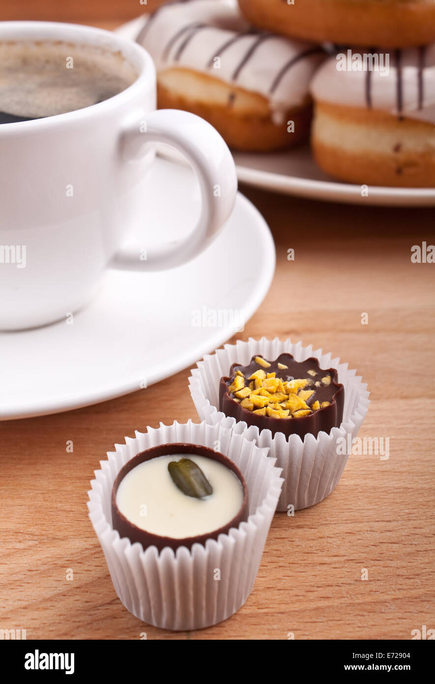 Tasse Espresso, Kaffee, Pralinen und donuts Stockfoto