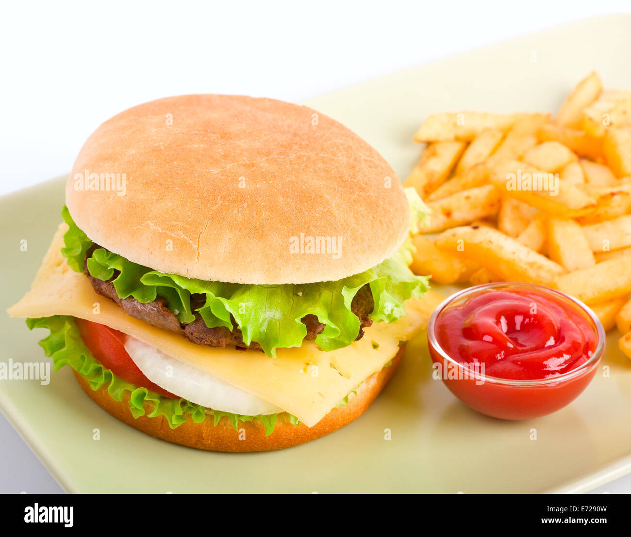 Cheeseburger, Pommes Frites und ketchup Stockfotografie Alamy