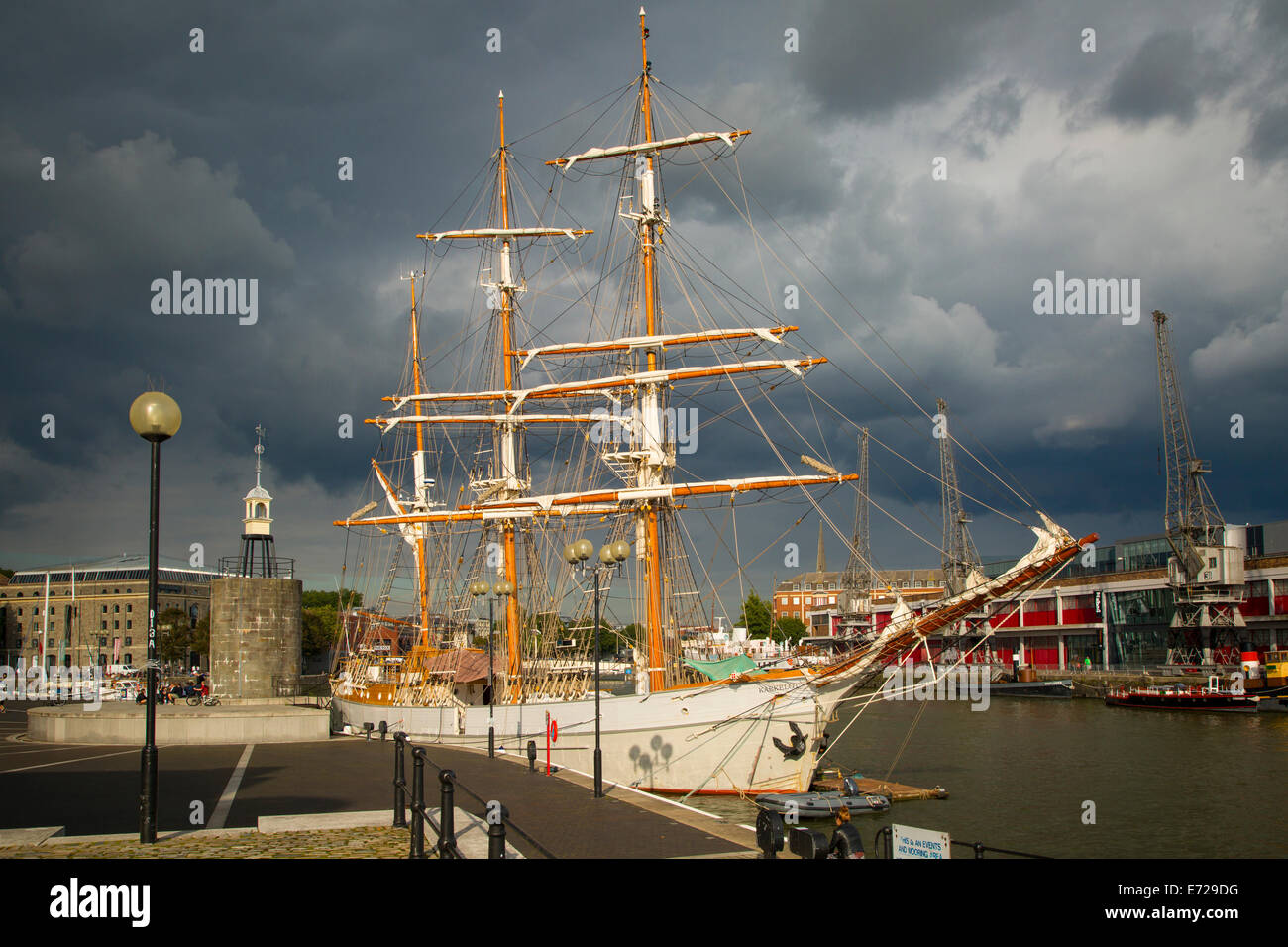 Sturm Wolken schweben über die SS Kaskelot im Hafen von Bristol, England Stockfoto