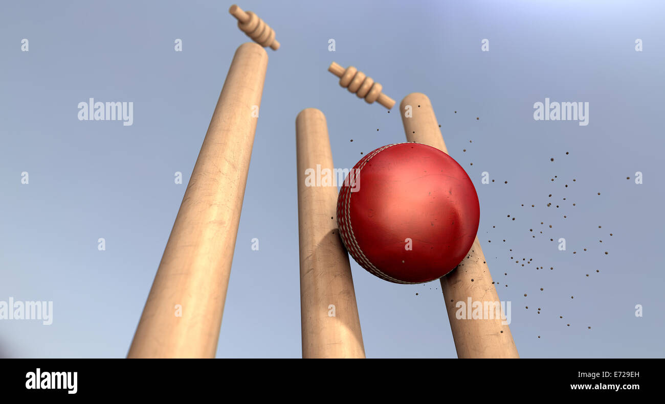Ein rotes Leder Cricketball schlagen Holz Cricket Wickets auf blauen Himmelshintergrund Stockfoto
