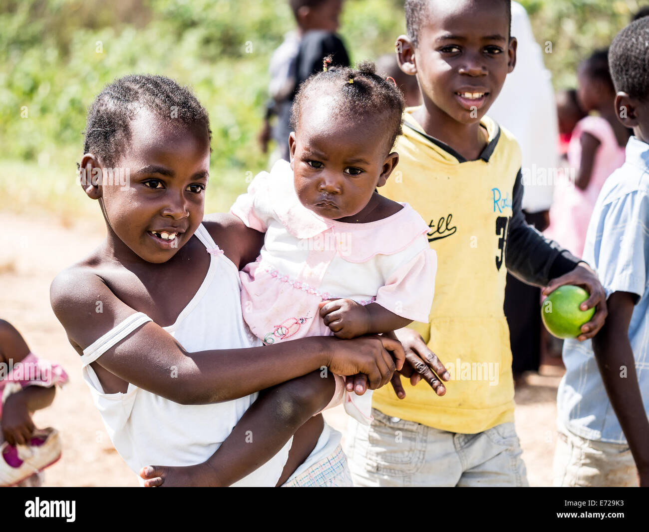 Einheimische Kinder Leute Fotos von ihnen in eines der Dörfer auf Zanzibar Island, Tansania, Ostafrika zu Fragen. Horizontale Stockfoto