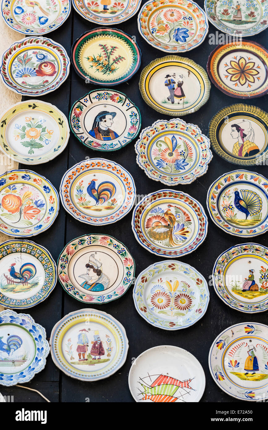 Fayence Geschirr, typische bemalte Töpferware Platten, Quimper, Bretagne,  Frankreich Stockfotografie - Alamy