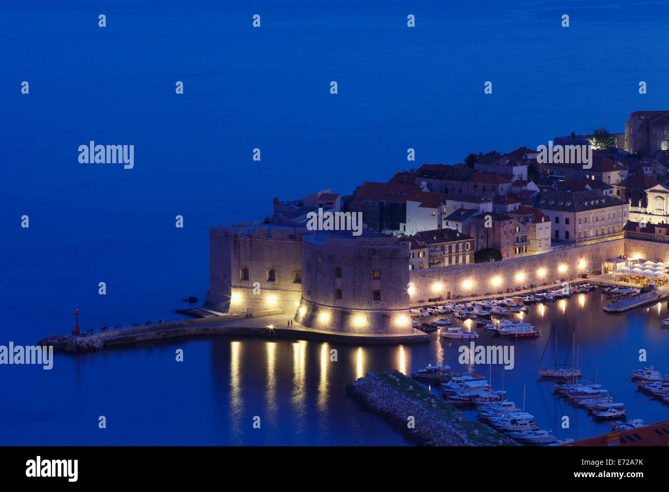 St. John Fortress am alten Hafen in der Abenddämmerung, historischen Zentrum von Dubrovnik, Dalmatien, Kroatien Stockfoto