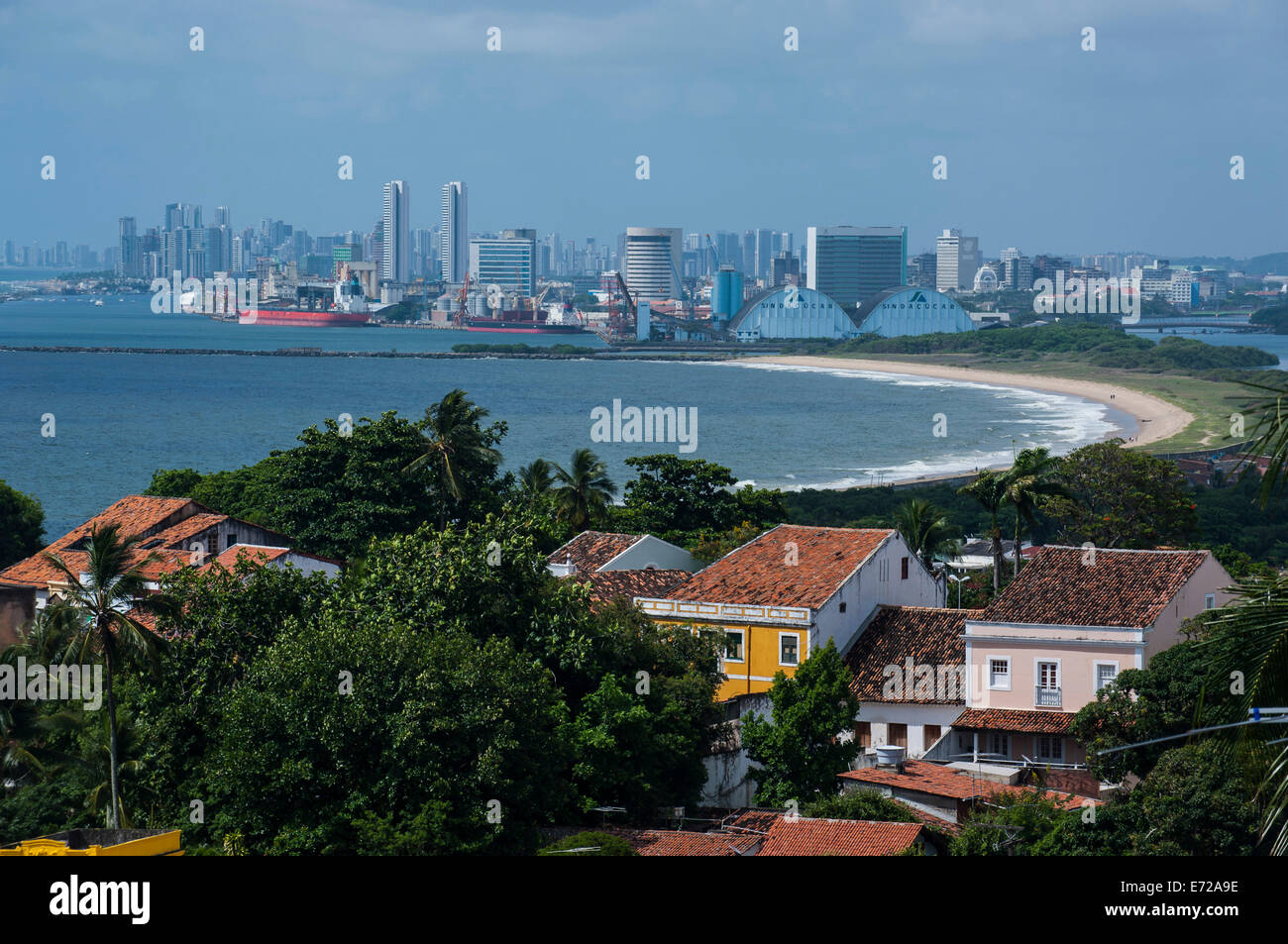 Mit Blick auf die koloniale Stadt Olinda, UNESCO-Weltkulturerbe, Recife auf der Rückseite, Pernambuco, Brasilien Stockfoto