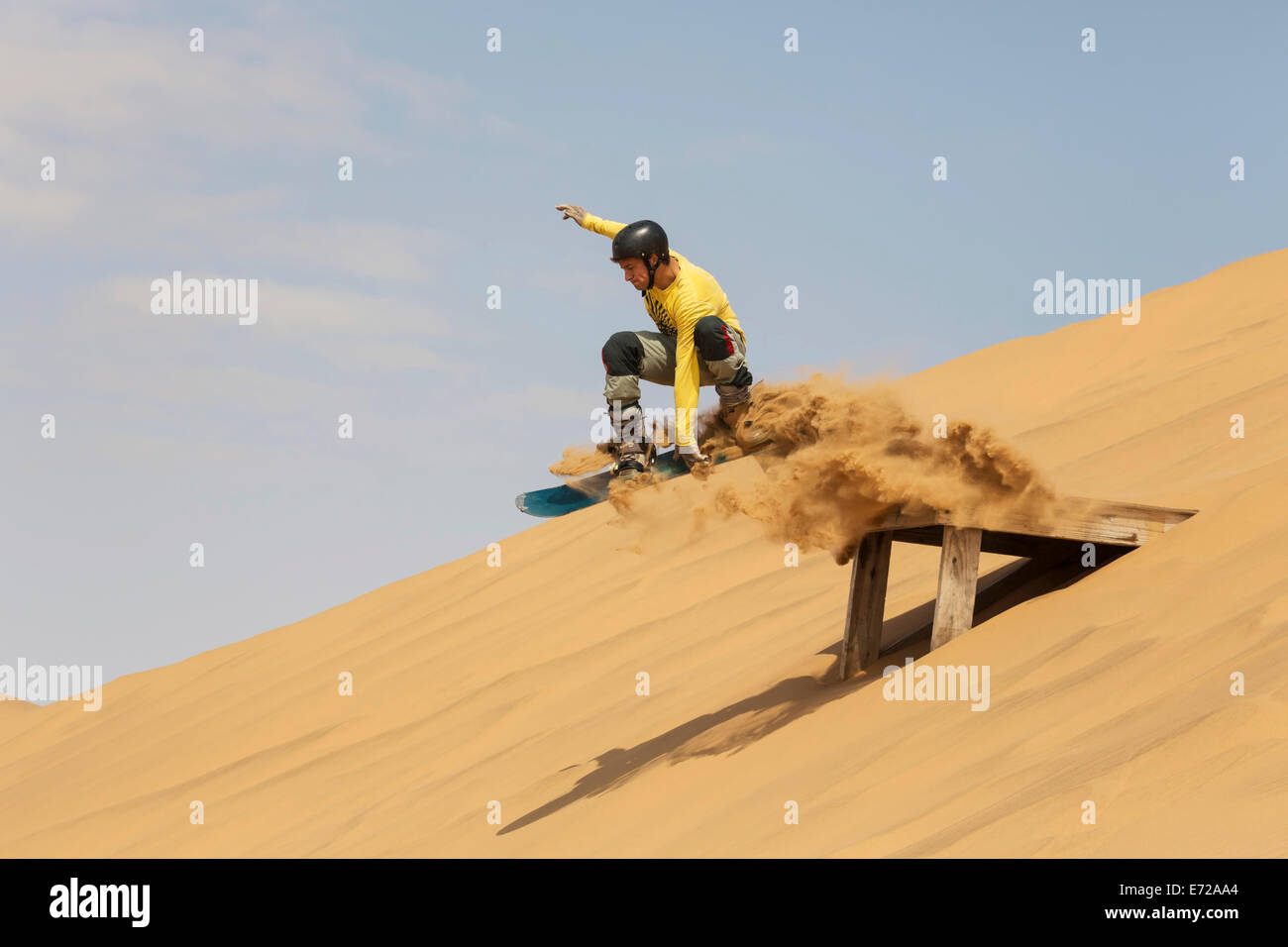 Sandboarding in den Dünen der Namib-Wüste, in der Nähe von Swakopmund, Namibia Stockfoto