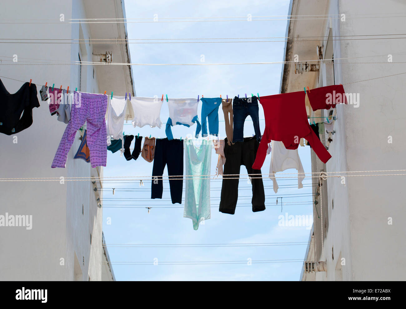 Wäsche auf einer Wäscheleine, Vejer De La Frontera, Provinz Cadiz, Andalusien, Spanien Stockfoto