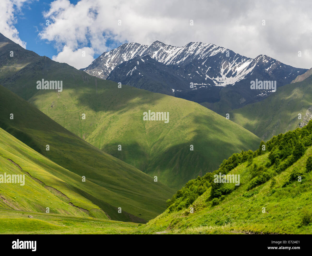 Sno-Tal in den Bergen des Kaukasus, Georgien. Stockfoto