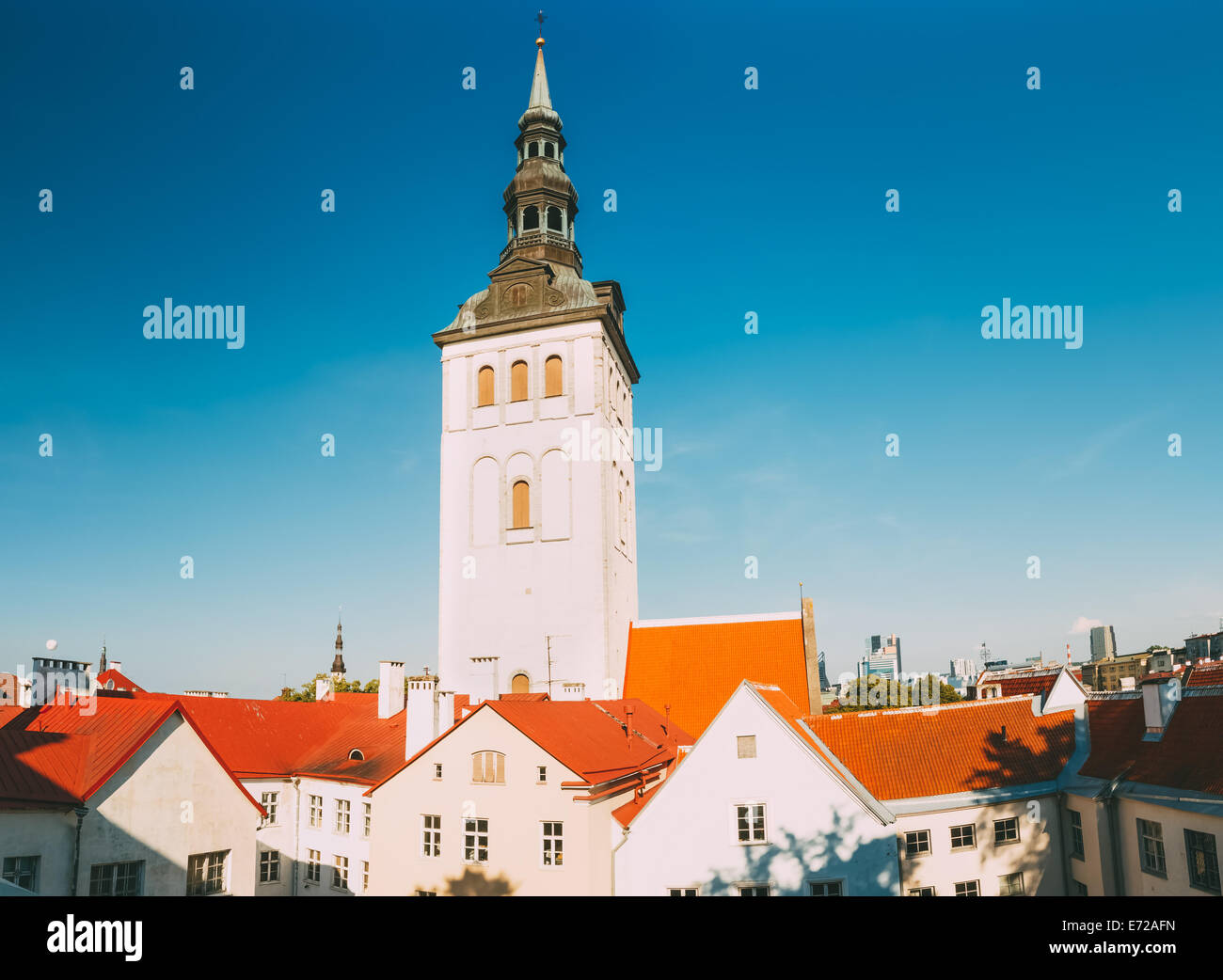 Weiße alte mittelalterliche ehemalige Nikolaikirche (Niguliste) In Tallinn, Estland Stockfoto