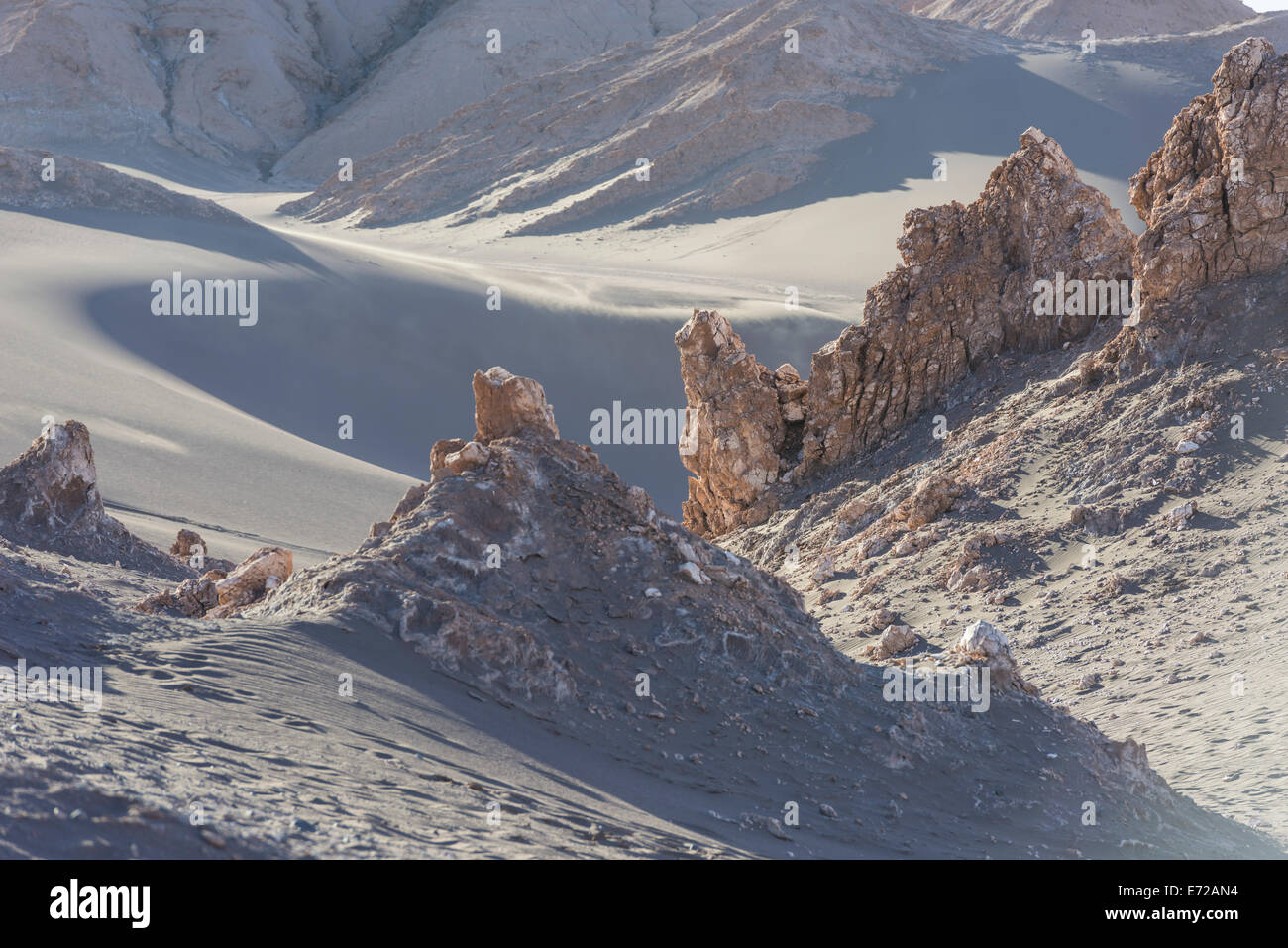 Sand und Felsen im Valle de la Luna oder das Tal des Mondes, San Pedro de Atacama Antofagasta Region, Chile Stockfoto