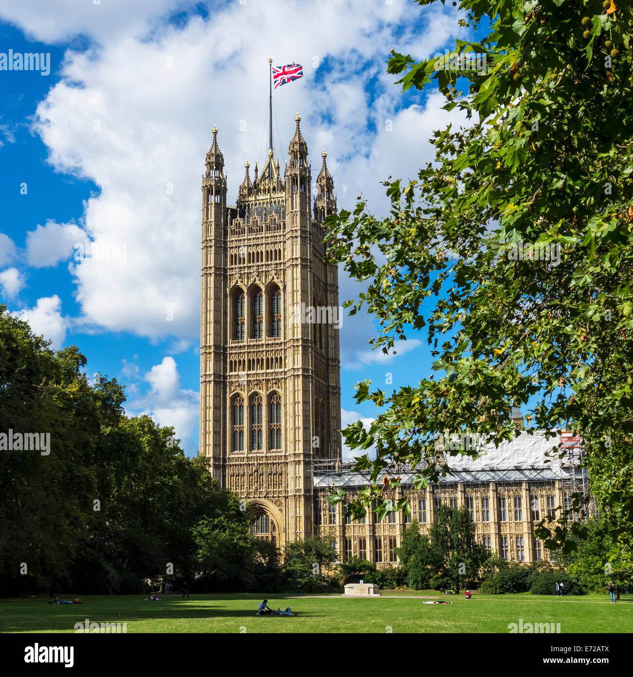 Häuser des Parlaments, der Victoria Tower, Victoria Gardens. London Stockfoto