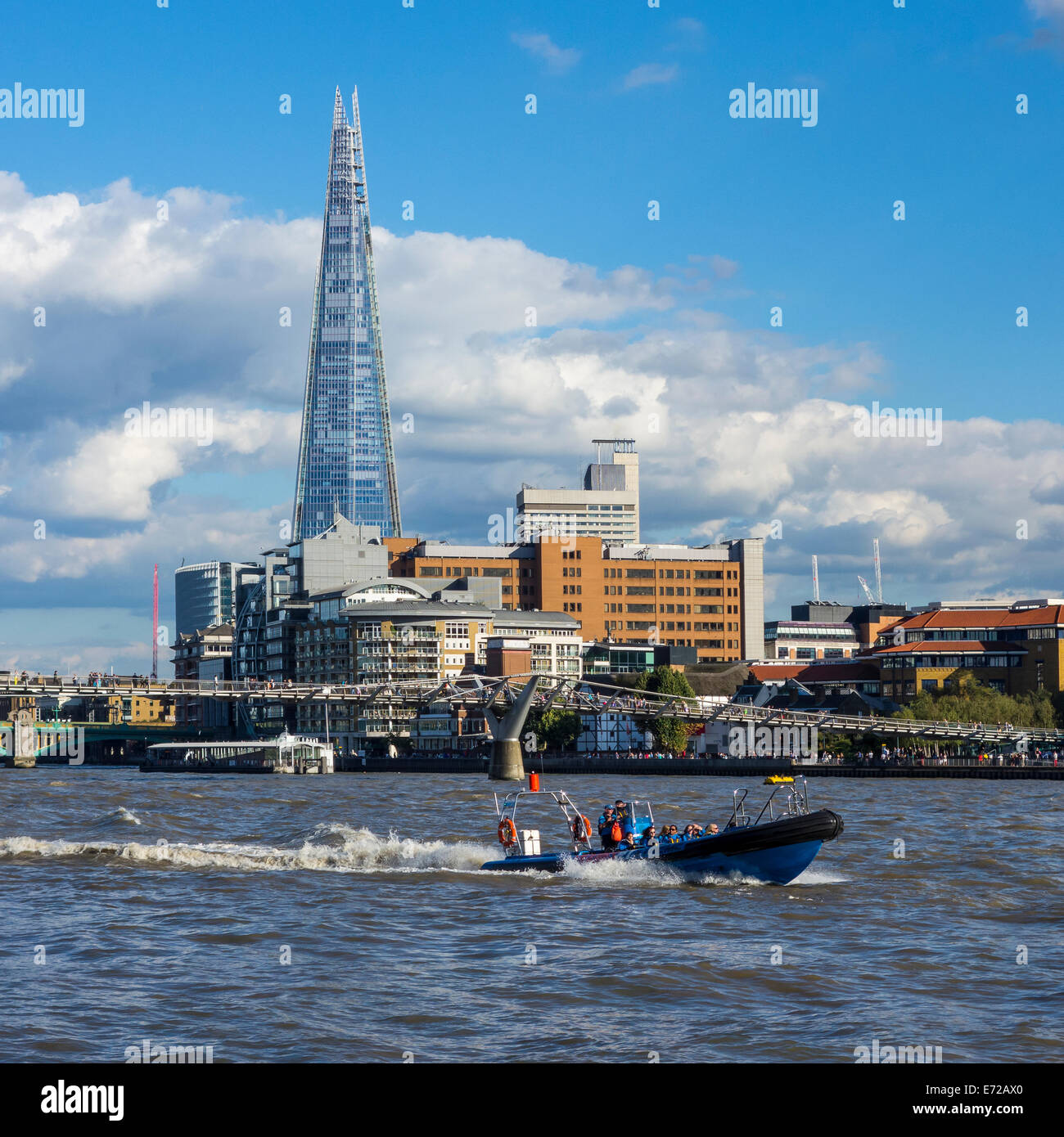 River Thames schnell Rib Millenium Bridge Shard London Stockfoto