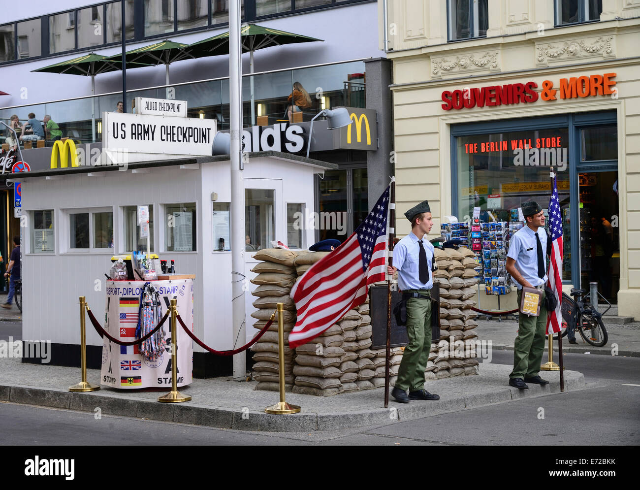 Deutschland, Berlin, Checkpoint Charlie US Army Checkpoint und Wachhaus Wiederaufbau am ehemaligen Grenzübergang zwischen Ost- und West-Berlin Punctus Stockfoto