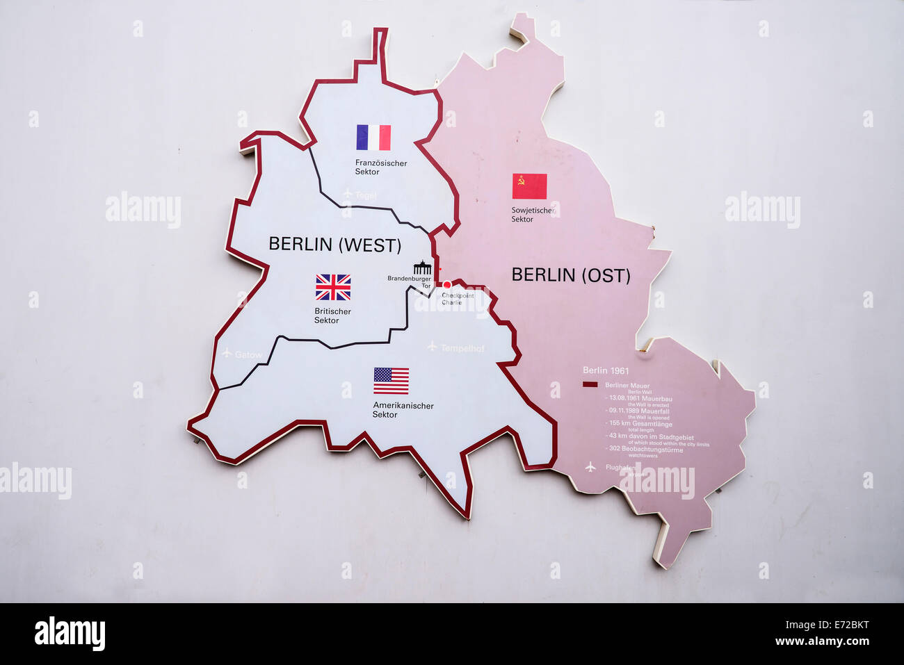 Deutschland, Berlin, Checkpoint Charlie Open Air-Ausstellung zeigt Karte des geteilten Berlin. Stockfoto