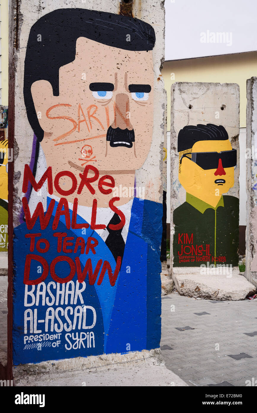 Deutschland, Berlin, Checkpoint Charlie Open Air-Ausstellung zeigt Abschnitt der Berliner Mauer ein politisches Statement bezüglich Basher Al-Assad und angebliche Verwendung von Sarin. Stockfoto