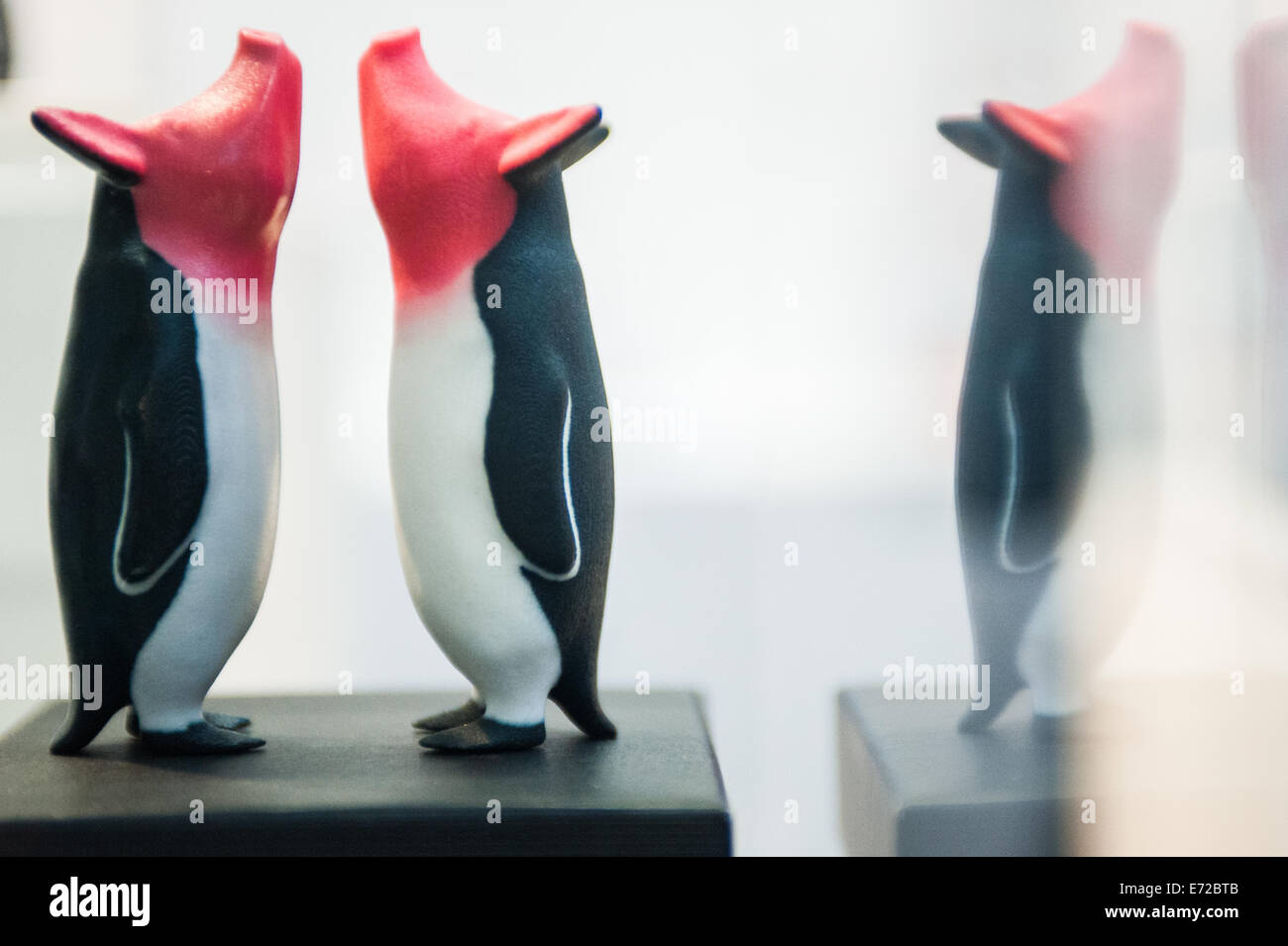 London, UK. 4. September 2014. 3D gedruckte glänzend Pinguin/Schweine Modelle von i.materialise sind auf dem Display an der 3D Printshow an der Old Billingsgate in London. 3D Printshow vereint die größten Namen in 3D-Drucktechnologie neben der kreativen, spannendsten und innovativsten Einzelpersonen mit Additiven Verfahren heute. Bildnachweis: Piero Cruciatti/Alamy Live-Nachrichten Stockfoto