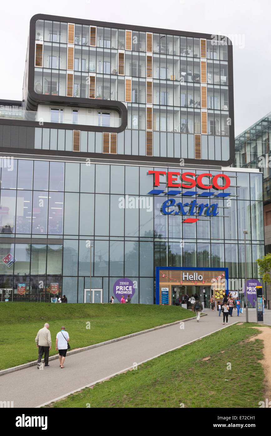 Woolwich, London, UK. 4. September 2014. Der London Supermarkt-Komplex "Woolwich Central", Haus zu einem Tesco Superstore mit Wohnungen über dem Store wurde benannt Großbritanniens am schlechtesten Neubau und den Carbuncle Cup 2014 ausgezeichnet worden. Der Komplex, entworfen vom Architekten Sheppard Robson verfügt über 189 Wohnungen in sechs miteinander verbundenen Blöcken auf 17 Stockwerken. Woolwich Central bekam die höchste Anzahl der Stimmen in einem Online-Wettbewerb laufen durch Gebäude-Design-Magazin (BD). Bildnachweis: Nick Savage/Alamy Live-Nachrichten Stockfoto