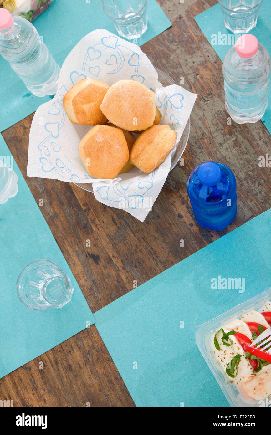 Frische hausgemachte Brot und Trinkwasser Flaschentisch Stockfoto