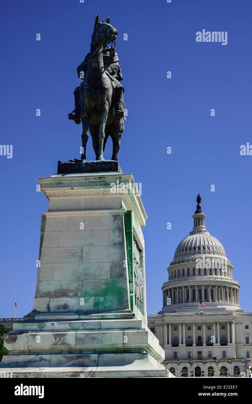 USA, Washington DC, Capitol Hill Ulysses S. Grant Memorial Statue des Generals auf dem Pferderücken mit der Kuppel des Kapitols im Hintergrund montiert. Stockfoto