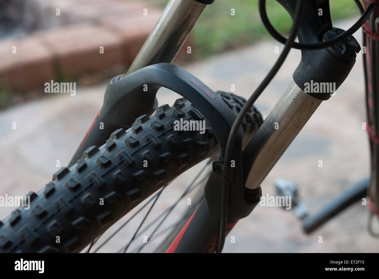 Ein großes Vorderrad mit dem oberen Ende spezialisierte Mountainbike. Stockfoto