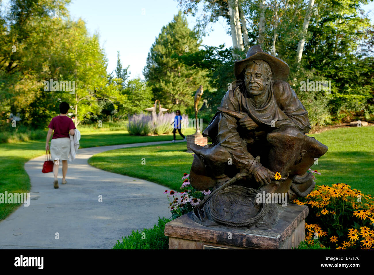 "Zwischen Broncs" Skulptur von Garland Wochen und Wanderer auf Trail, Benson Sculpture Garden, Loveland, Colorado USA Stockfoto