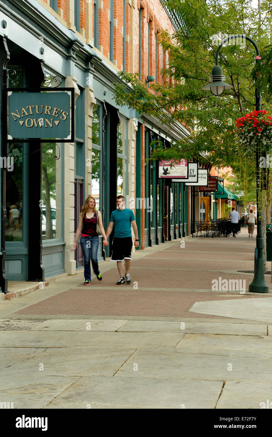 Paare, die durch Läden und Geschäfte, Altstadt, Fort Collins, Colorado USA Stockfoto