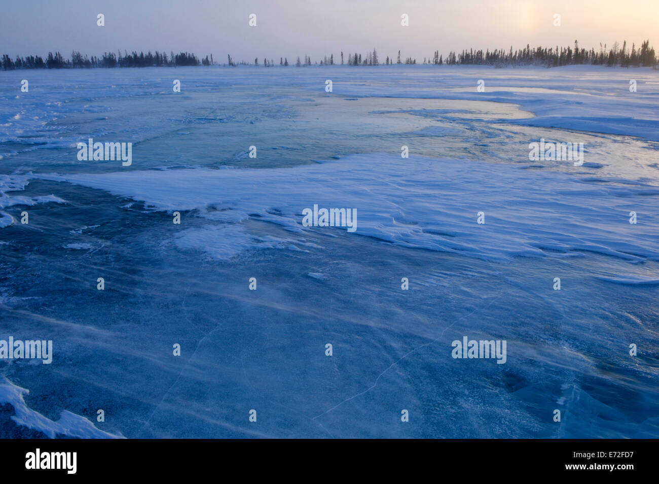 Arktische Tundra mit gefrorenen Teich bei Sonnenuntergang, Wapusk-Nationalpark, Kanada. Stockfoto