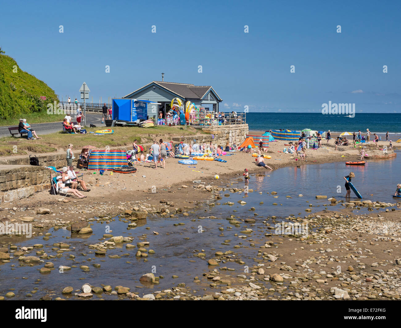 Whitbys Yorkshire UK Stream und Lagune im August Stockfoto