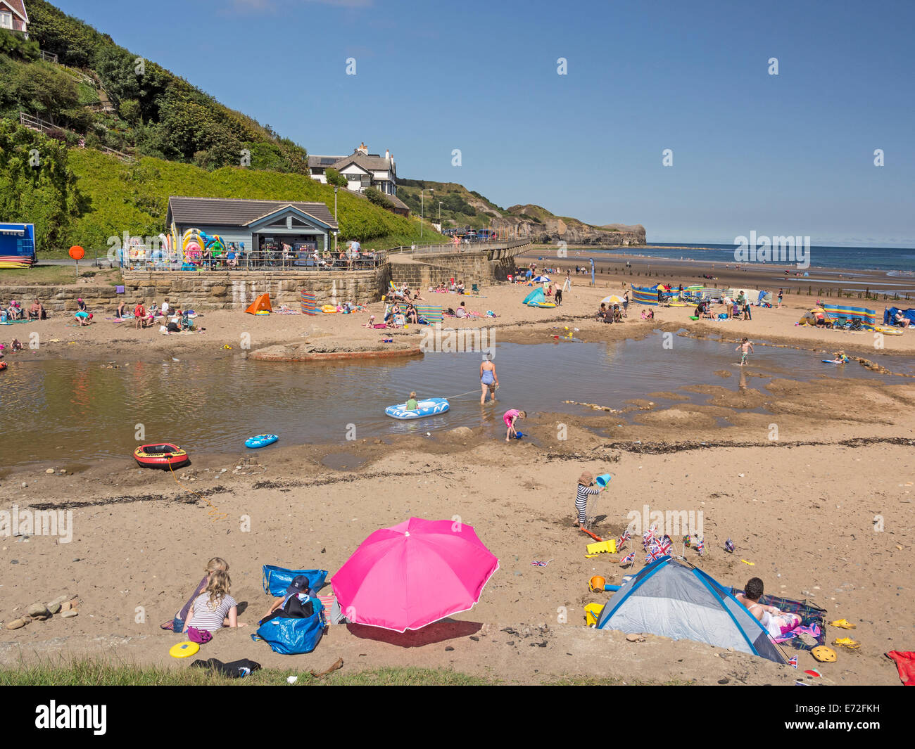 Whitbys Yorkshire UK Strand und die Lagune im August Stockfoto