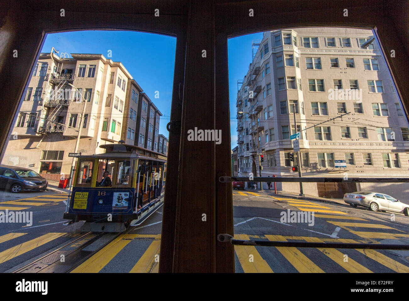 Blick von der Frontscheibe der Seilbahnen, vorbei an der Powell Street in der Innenstadt von San Francisco, Kalifornien, USA. Stockfoto