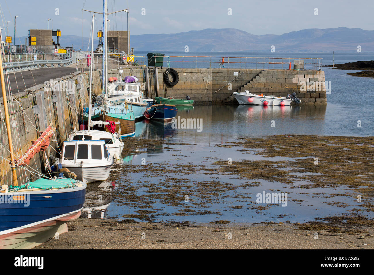Der Pier und Hafen von Scalasaig auf der Insel Colonsay in den Inneren Hebriden, Schottland. Stockfoto