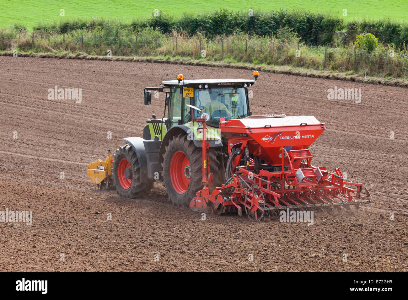 Aussaat mit einem Traktor und Saatgut Bohrer in der Nähe von Albyfield, Cumbria UK Stockfoto