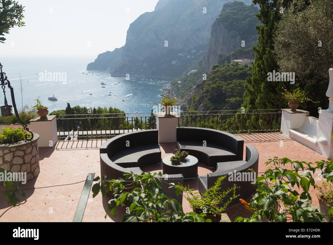 Eine herrliche Veranda-Lage mit Blick auf Capri Hafen und Klippen. Stockfoto