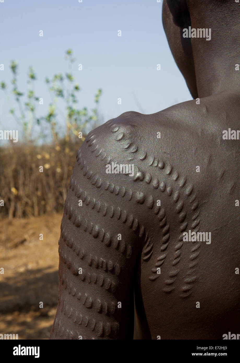 Topossa Mann mit Scarifications auf seinem Körper, Kangate, Omo-Tal, Äthiopien Stockfoto