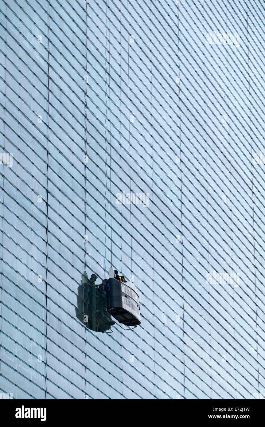 Fensterputzer in eine hängende Wiege auf die Nr. 1 Deansgate Gebäude, Manchester, England, UK Stockfoto