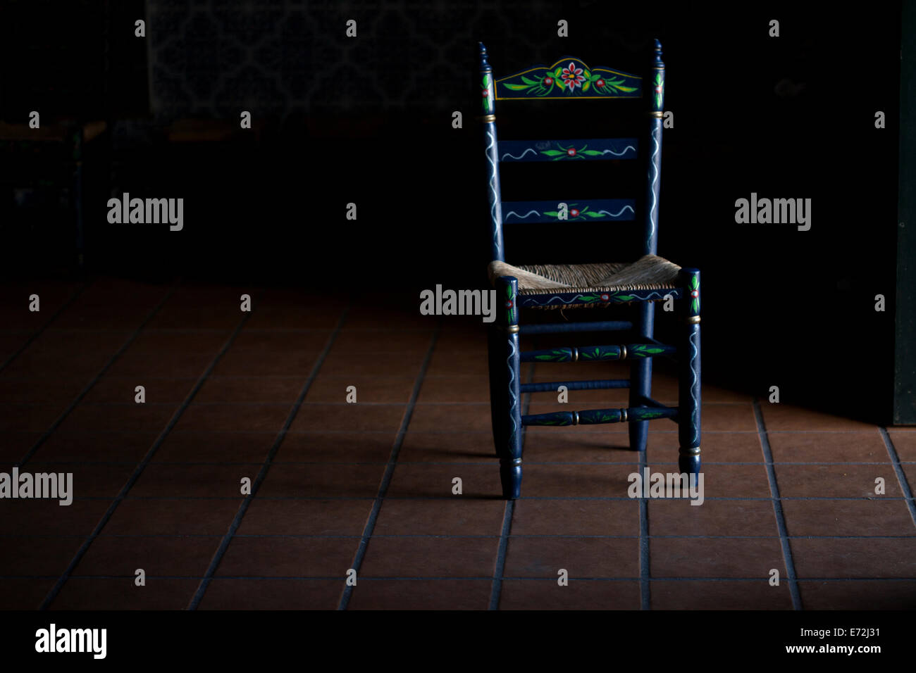 Ein typisch andalusischen Stuhl erscheint bei einem Auftritt in der Peña  Flamenca kulturelle La Petenera in Paterna de Rivera, Cad Stockfotografie -  Alamy