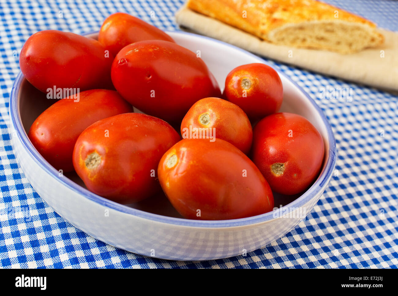 San Marzano Tomaten in einen mediterranen Teller und Tisch. Stockfoto