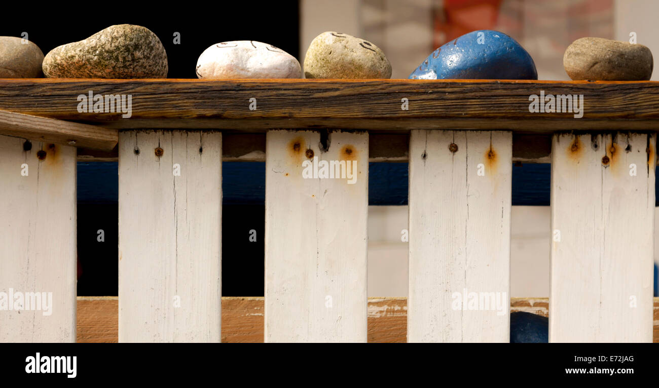 Weiße Holzzaun verziert mit Steinen auf der Insel Åstol Bohuslän, Västra Götaland, Schweden. Stockfoto