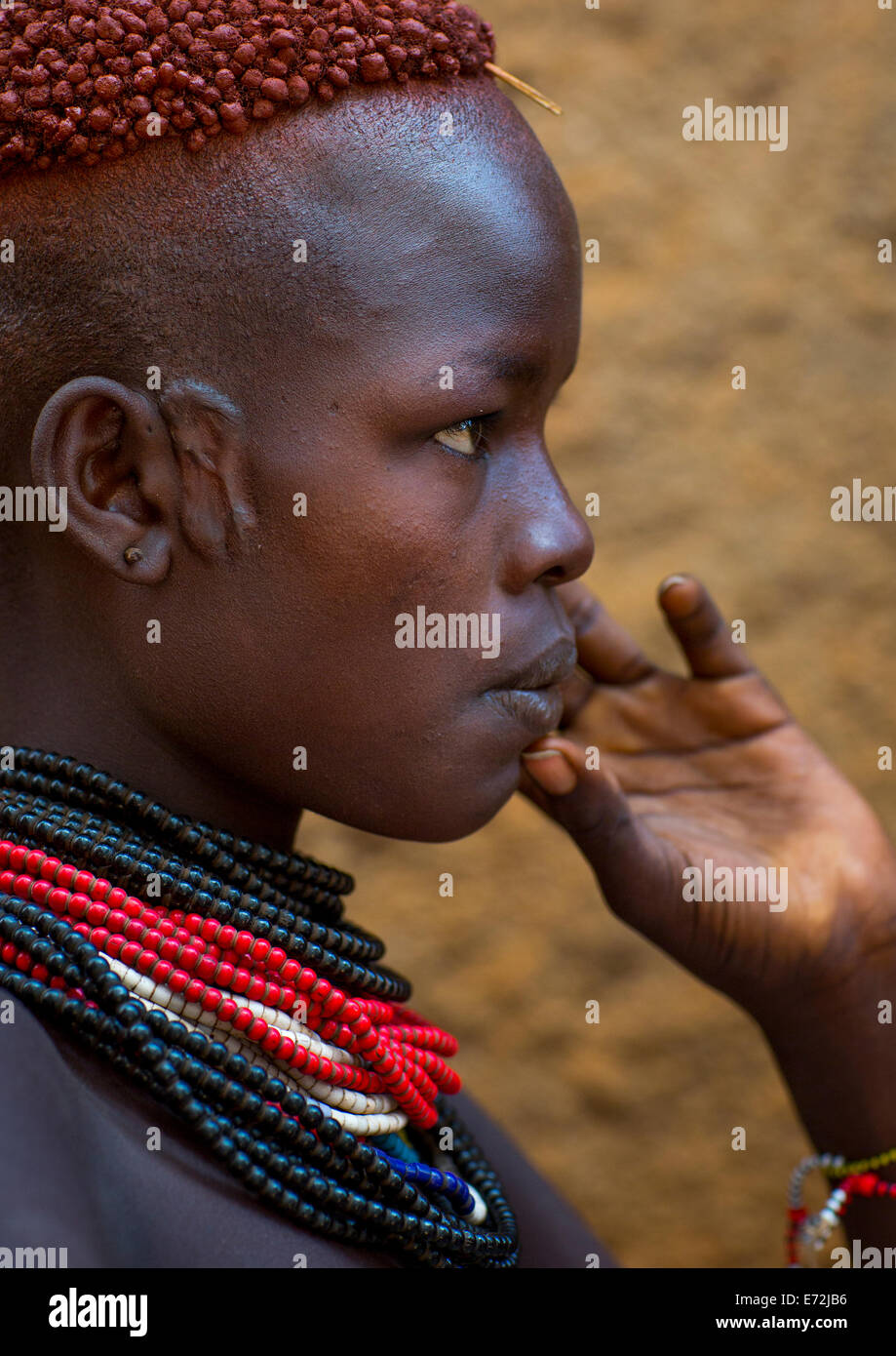 Porträt eines Mädchens Karo Stamm mit Kaffeebohnen Frisur, Korcho Dorf, Omo-Tal Äthiopien Stockfoto